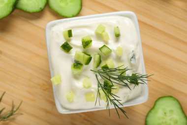 Lezzetli ekşi krema ve taze dereotuyla kesme tahtası. Yakın plan.