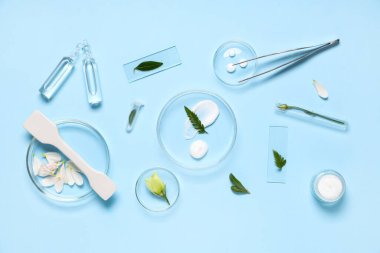 Mavi arka planda bitki örnekleri ve laboratuvar ekipmanları bulunan petri kapları