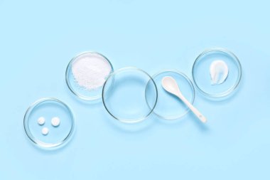 Mavi arka planda farklı örnekler içeren petri kapları