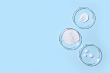 Mavi arka planda farklı örnekler içeren petri kapları