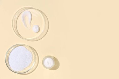 Bej arka planda farklı örnekler içeren petri kapları