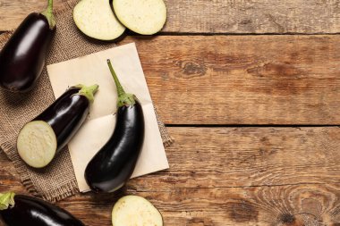 Peçeteli kompozisyon, taze patlıcan ve ahşap arka planda parşömen kağıdı, yakın plan.