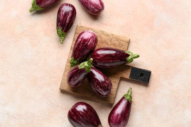 Bej arka planda taze olgun patlıcanlı ahşap tahta.