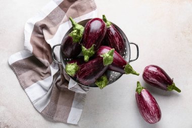 Beyaz arka planda taze olgun patlıcanlı kolander.