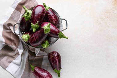 Beyaz arka planda taze olgun patlıcanlı kolander.