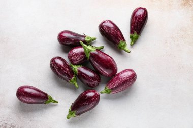 beyaz zemin üzerinde olgunlaşmış taze patlıcan