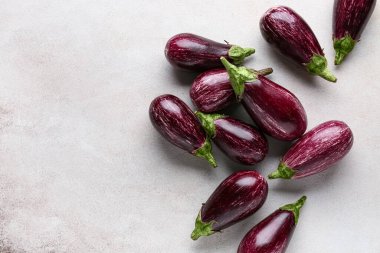 beyaz zemin üzerinde olgunlaşmış taze patlıcan