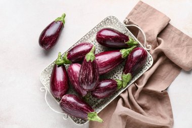 Beyaz arka planda taze olgun patlıcan tepsisi