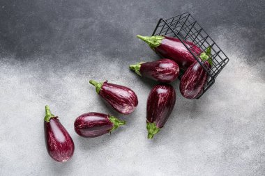 Arka planda taze olgun patlıcanlarla dolu sepet.