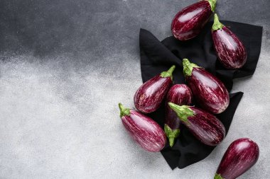 Arkaplanda taze olgun patlıcanlar.