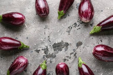 Gri arka planda taze olgun patlıcanlardan yapılmış çerçeve