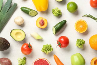 Farklı taze sebzeler ve beyaz arka planda meyveler. Dünya Vejetaryen Günü