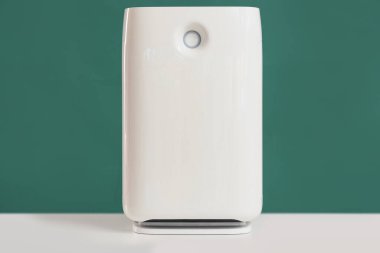 Yeşil arka planda modern hava temizleyicisi