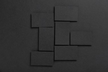 Siyah arkaplanda bir sürü farklı boş iş kartı var.