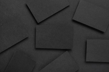 Siyah arkaplanda bir sürü farklı boş iş kartı var.