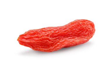 Beyaz arka planda kırmızı kurutulmuş goji üzümü