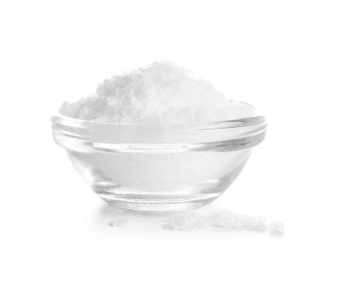 Beyaz arka planda deniz tuzu olan cam kase.