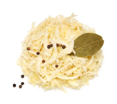 Biberli lahana turşusu ve beyaz arka planda defne yaprağı.