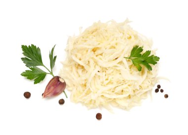 Maydanozlu lahana turşusu, sarımsak ve beyaz arka planda biber.