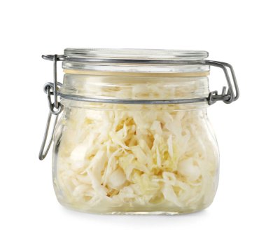 Beyaz arka planda lezzetli lahana turşulu kavanoz.