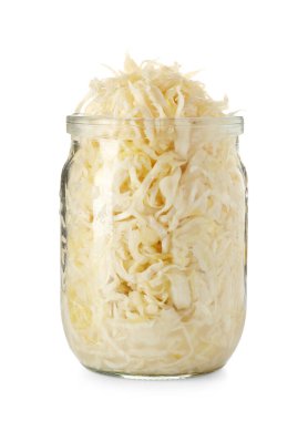 Beyaz arka planda lezzetli lahana turşulu kavanoz.