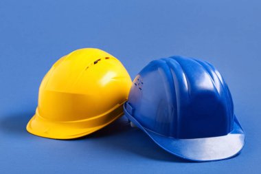 Mavi arkaplanda sert şapkalar, yakın plan