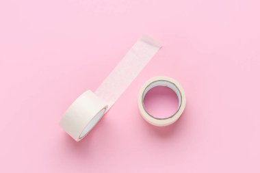 Pembe arka planda beyaz maskeleme bantları