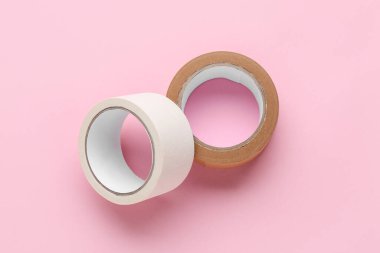 Pembe arka planda maskeleme bantları