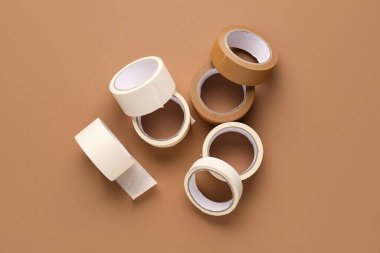 Kahverengi arka planda birçok farklı maske bandı var