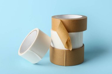 Mavi arkaplanda maskeleme bandı ruloları