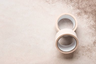 Hafif grunge arka planında beyaz maskeleme bantları