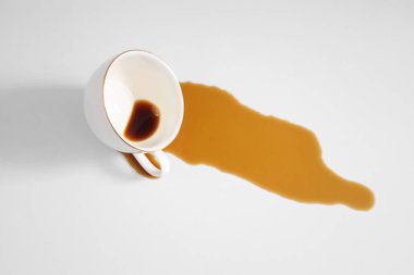 Bardağı devirdim ve mutfaktaki masaya kahve döktüm.