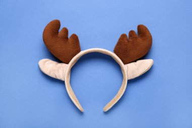 Mavi arka planda Noel geyiği boynuzları