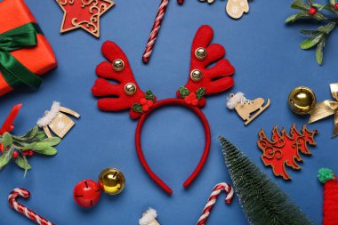 Mavi arka planda dekoru olan Noel geyiği boynuzları.