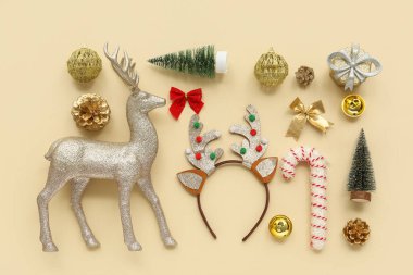 Bej arka planda dekoru olan Noel geyiği boynuzları.