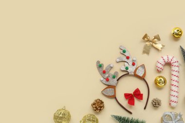 Bej arka planda dekoru olan Noel geyiği boynuzları.