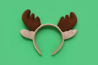 Yeşil arka planda Noel geyiği boynuzları