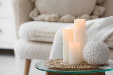 Oturma odasındaki masada mum yakmak, yakın çekim.