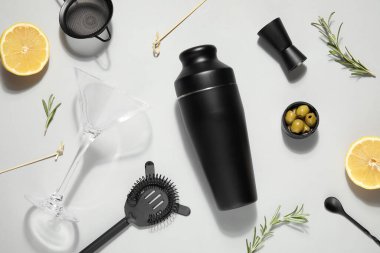 Beyaz arka planda modern barmen seti ve kokteyl malzemeleri.