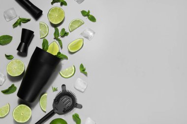 Beyaz arka planda modern barmen seti ve kokteyl malzemeleri ile kompozisyon