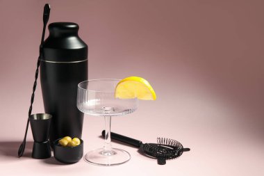 Pembe arka planda modern barmen aletleri, cam ve malzemeler