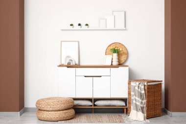 Şık odadaki dolapta yapay lale çiçekleri olan vazo.