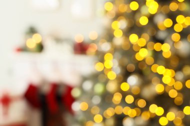 Evde parlayan ışıklarla Noel ağacının bulanık görüntüsü
