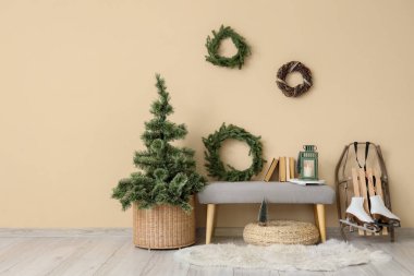 Gri banklı, kızaklı ve Noel dekorlu festival koridorunun içi