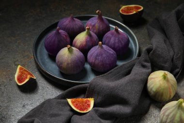 Arkaplanda taze taze incir tabağı.