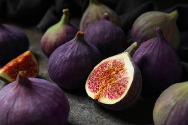 Grunge arka planında taze incir, yakın plan.