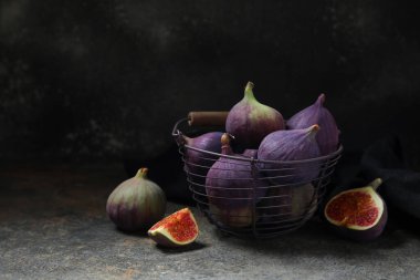 İçi taze incir dolu bir sepet.