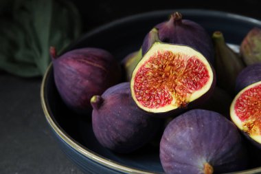 Siyah arka planda taze incir kabı, yakın plan.