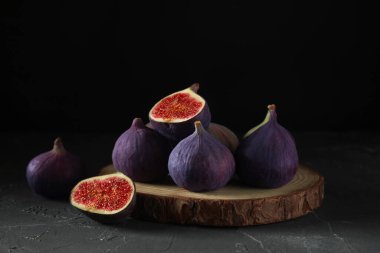 Tahta tahta tahta, siyah arka planda taze taze incir.