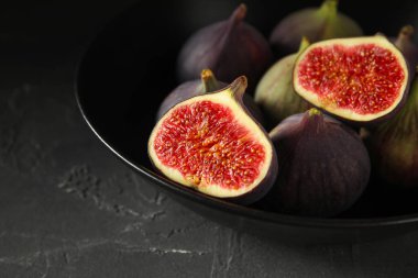 Siyah arka planda taze incir kabı, yakın plan.